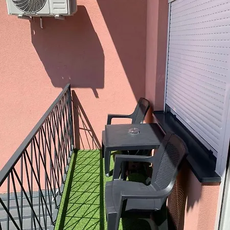 Pink House * ג'אגודינה